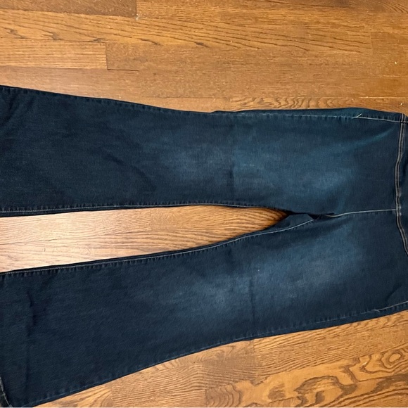 Jessica Simpson flare leg Jeans with stretch waist band. - Picture 6 of 6